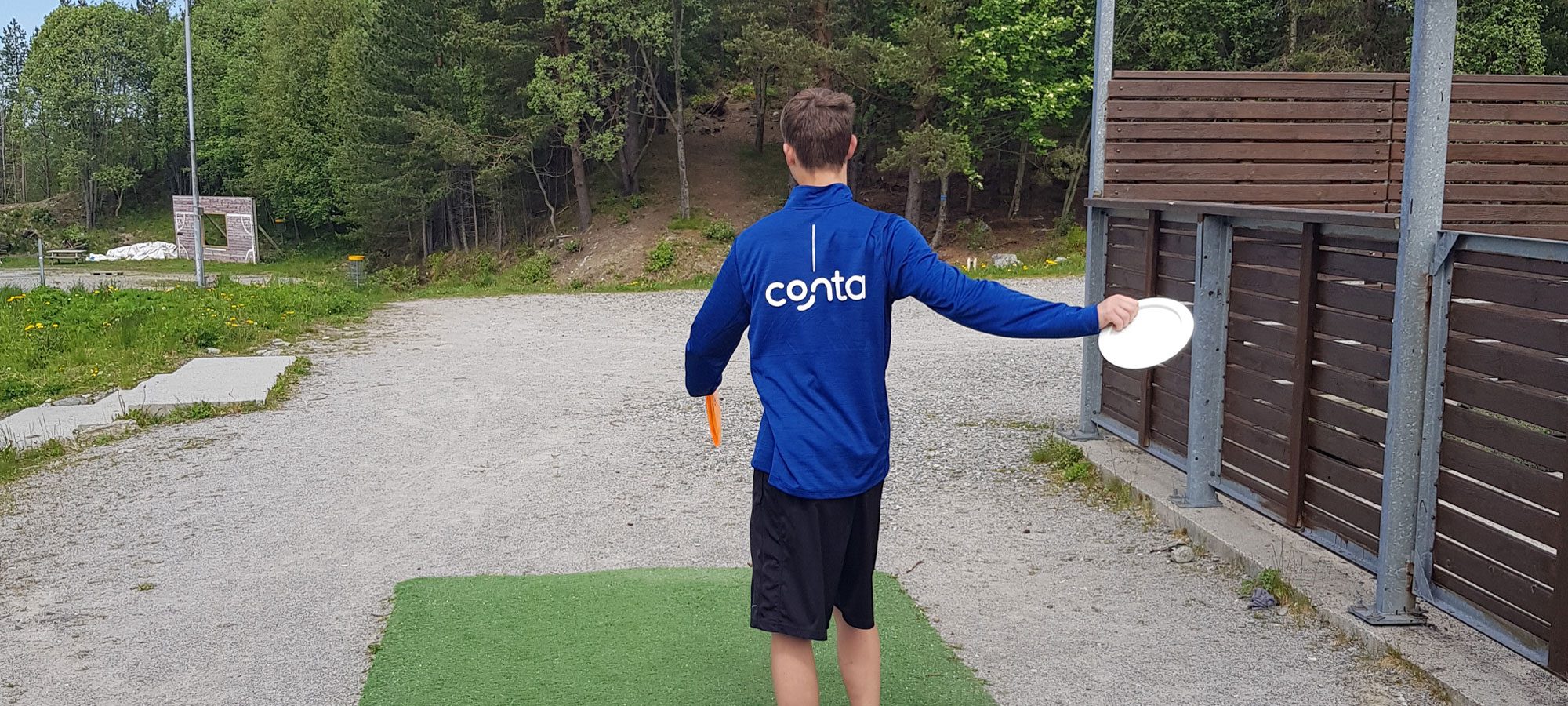 Knut Håland kaster frisbee