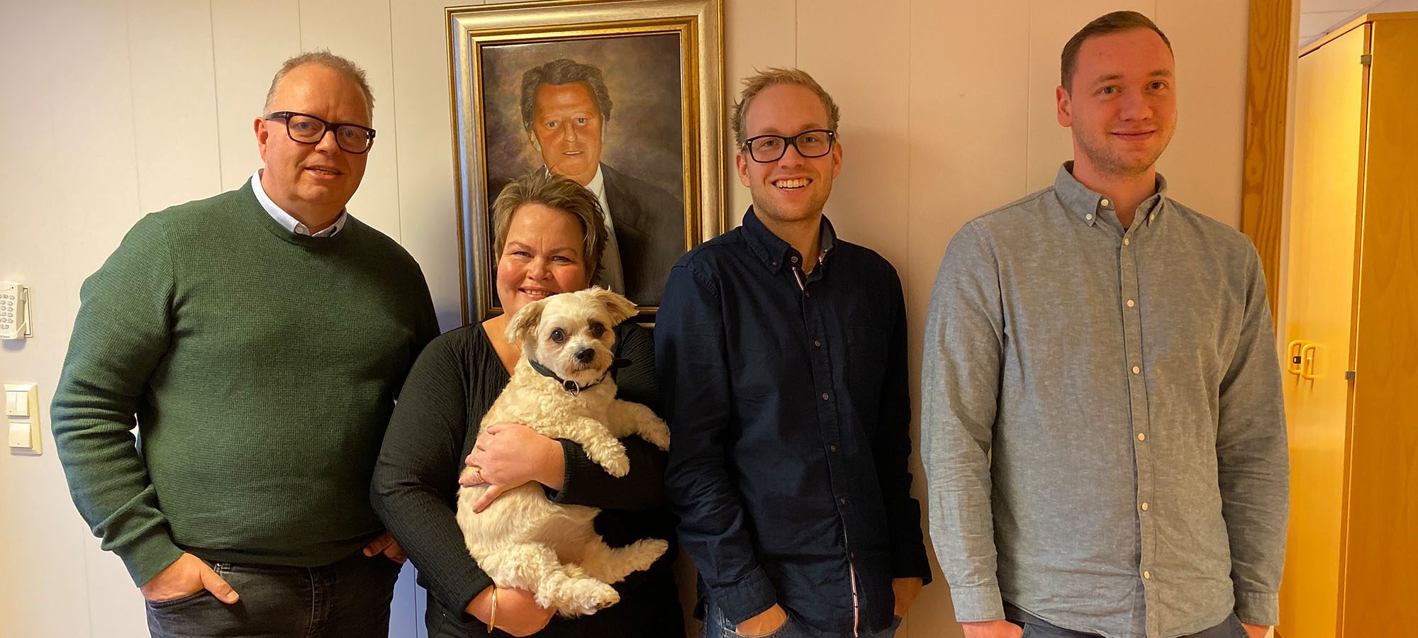 (Fra venstre: Peder Gryting, Marina Gryting, kontorhunden Emil, Erlend Gryting og Per Kristian Berg-Pettersen)