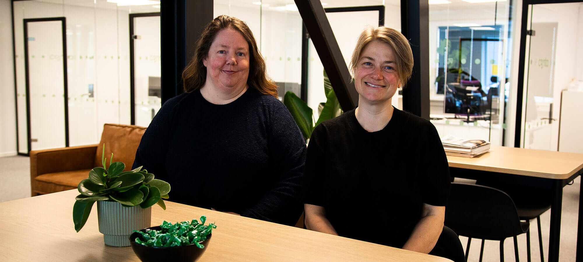 Randi Nyhaug og Åsa Finnøy holder gratis sertifiseringskurs for regnskapspartnere i Conta.