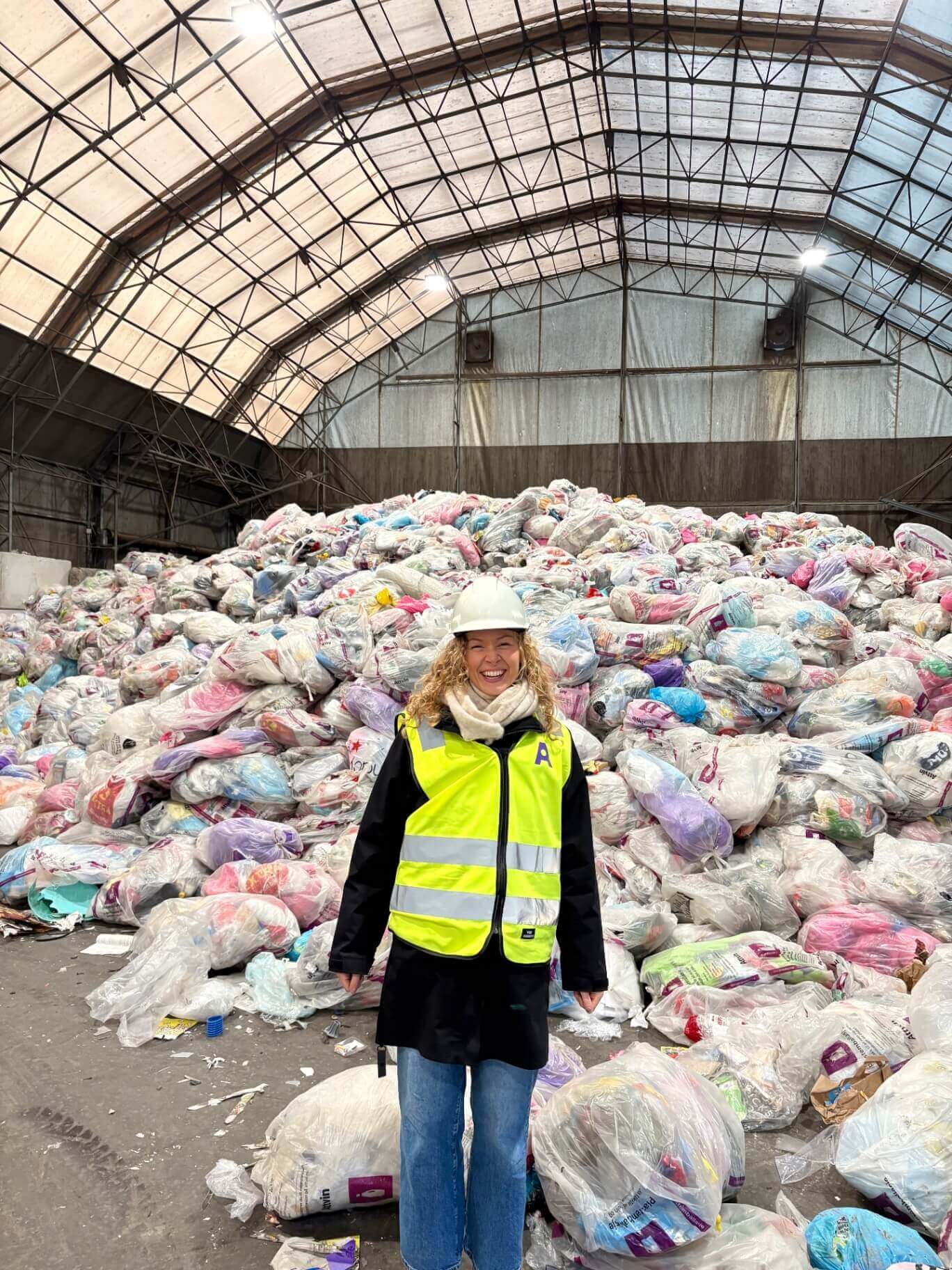2016: På Bingsa i Ålesund fikk hun for første gang se avfallsfjellene på nært hold.